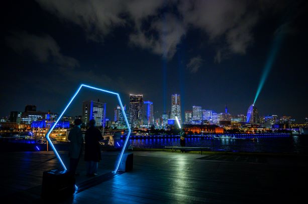 街全体を光と音楽で演出する「NIGHT VIEWING」と光のオブジェ「PORTAL」
